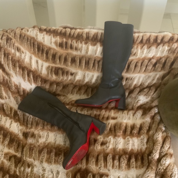 Christian Louboutin Size 39.5
Adoxa Stretch Suede Red-Sole Botties 70 - Picture 16 of 16
